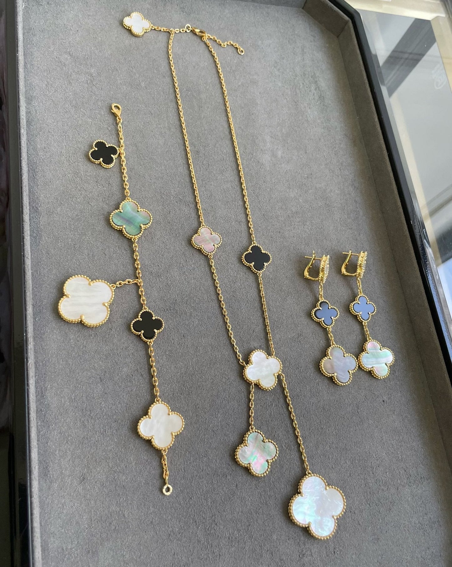 [OAK JURI]CLOVER 3 MOTIF MOP ONYX DARK MOP PINK GOLD EARRINGS