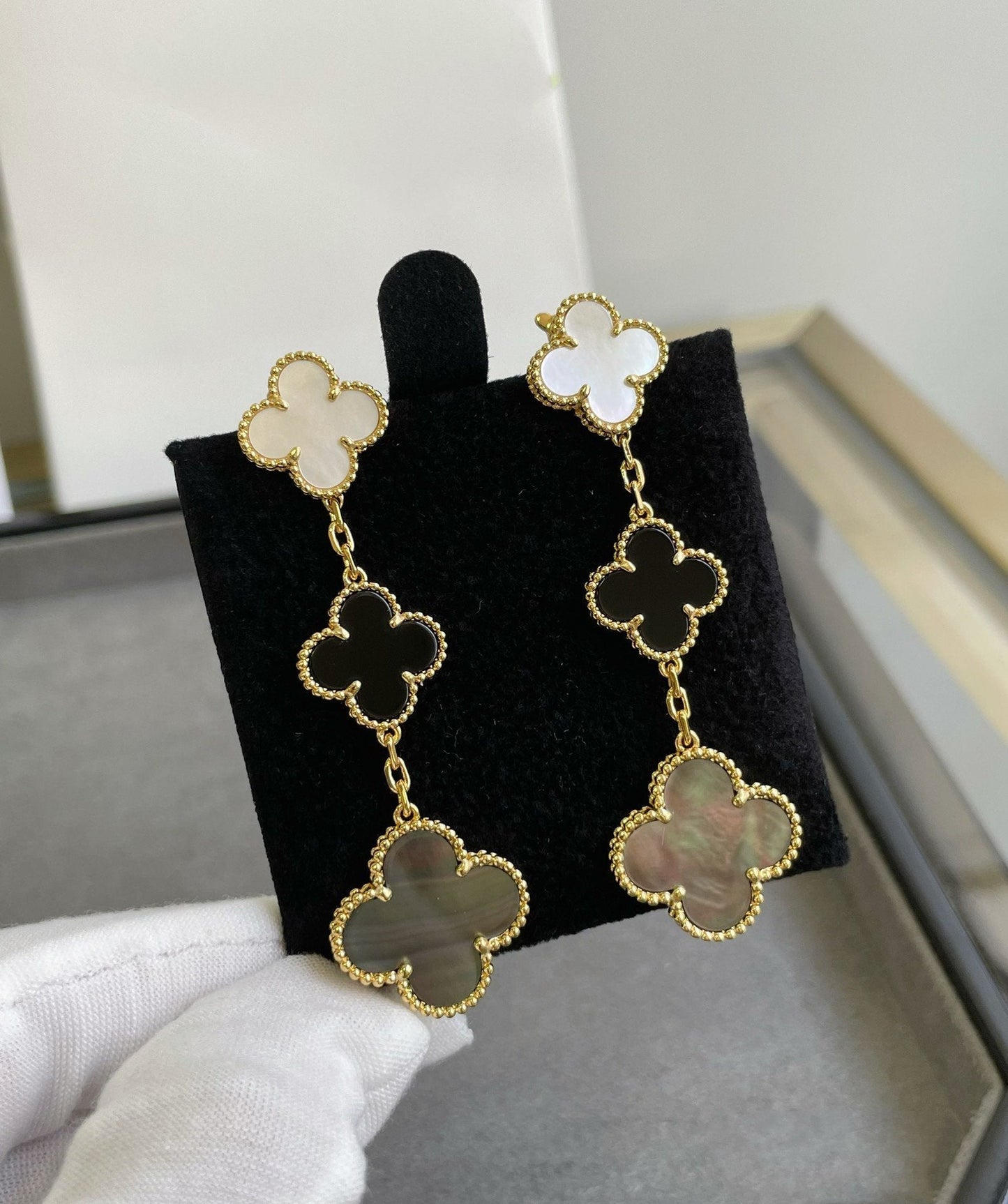 [OAK JURI]CLOVER 3 MOTIF MOP ONYX DARK MOP PINK GOLD EARRINGS