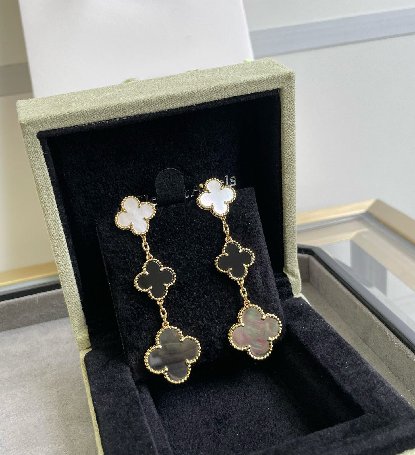 [OAK JURI]CLOVER 3 MOTIF MOP ONYX DARK MOP PINK GOLD EARRINGS