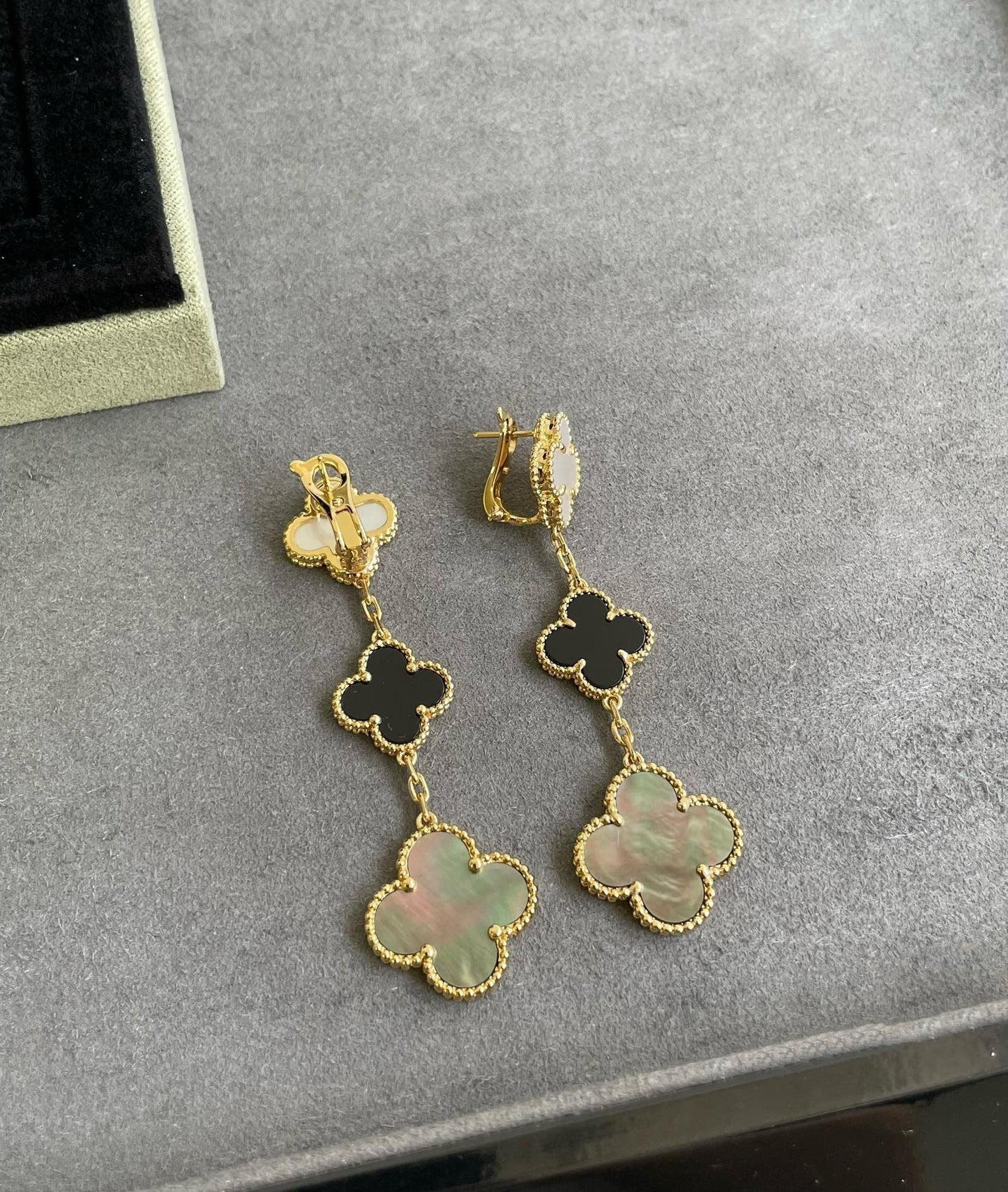 [OAK JURI]CLOVER 3 MOTIF MOP ONYX DARK MOP PINK GOLD EARRINGS