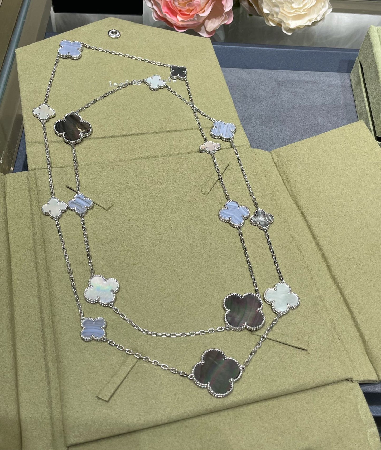[OAK JURI]CLOVER 16 MOTIF CHALCEDONY MOP SILVER NECKLACE