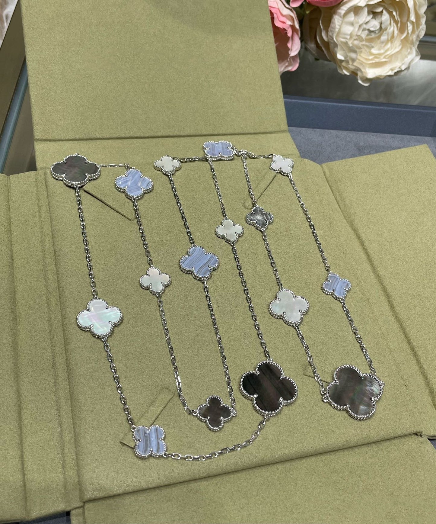 [OAK JURI]CLOVER 16 MOTIF CHALCEDONY MOP SILVER NECKLACE
