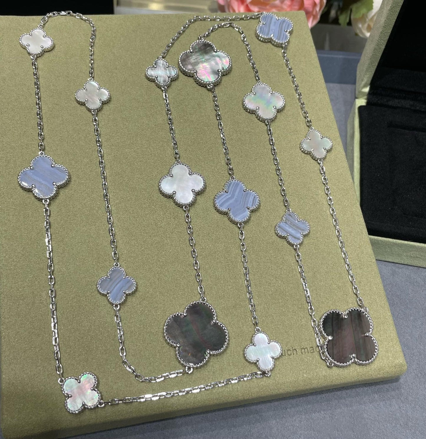 [OAK JURI]CLOVER 16 MOTIF CHALCEDONY MOP SILVER NECKLACE