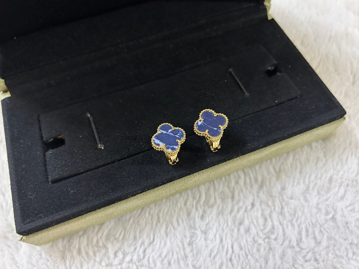 [OAK JURI]CLOVER PIETERSITE MEDIUM STUD EARRINGS