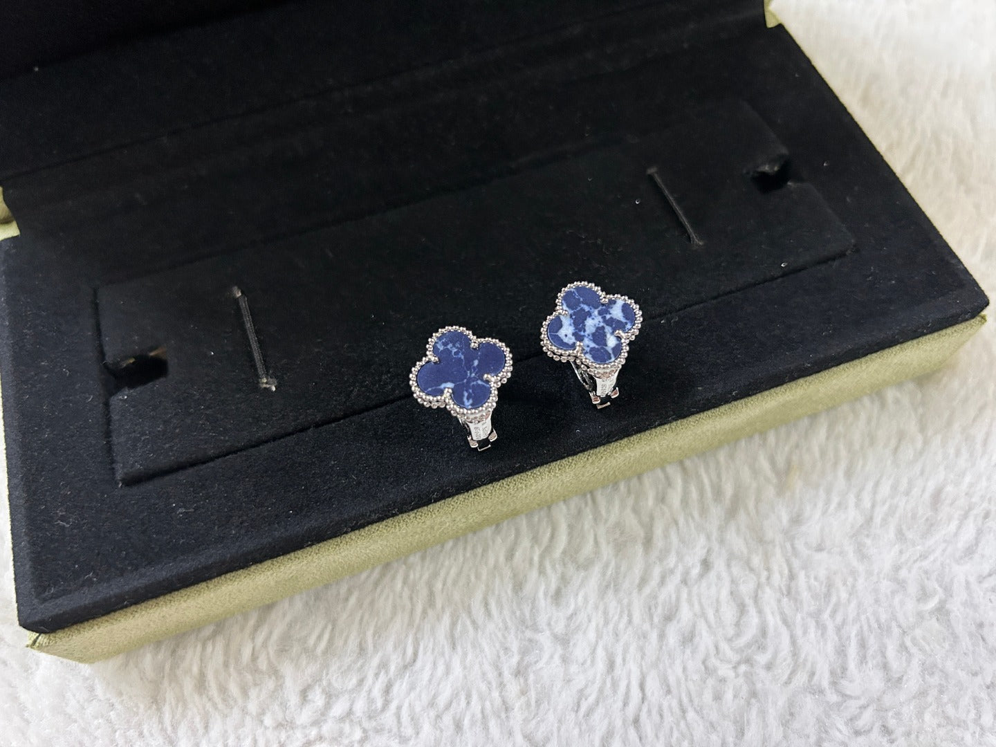 [OAK JURI]CLOVER PIETERSITE MEDIUM STUD EARRINGS