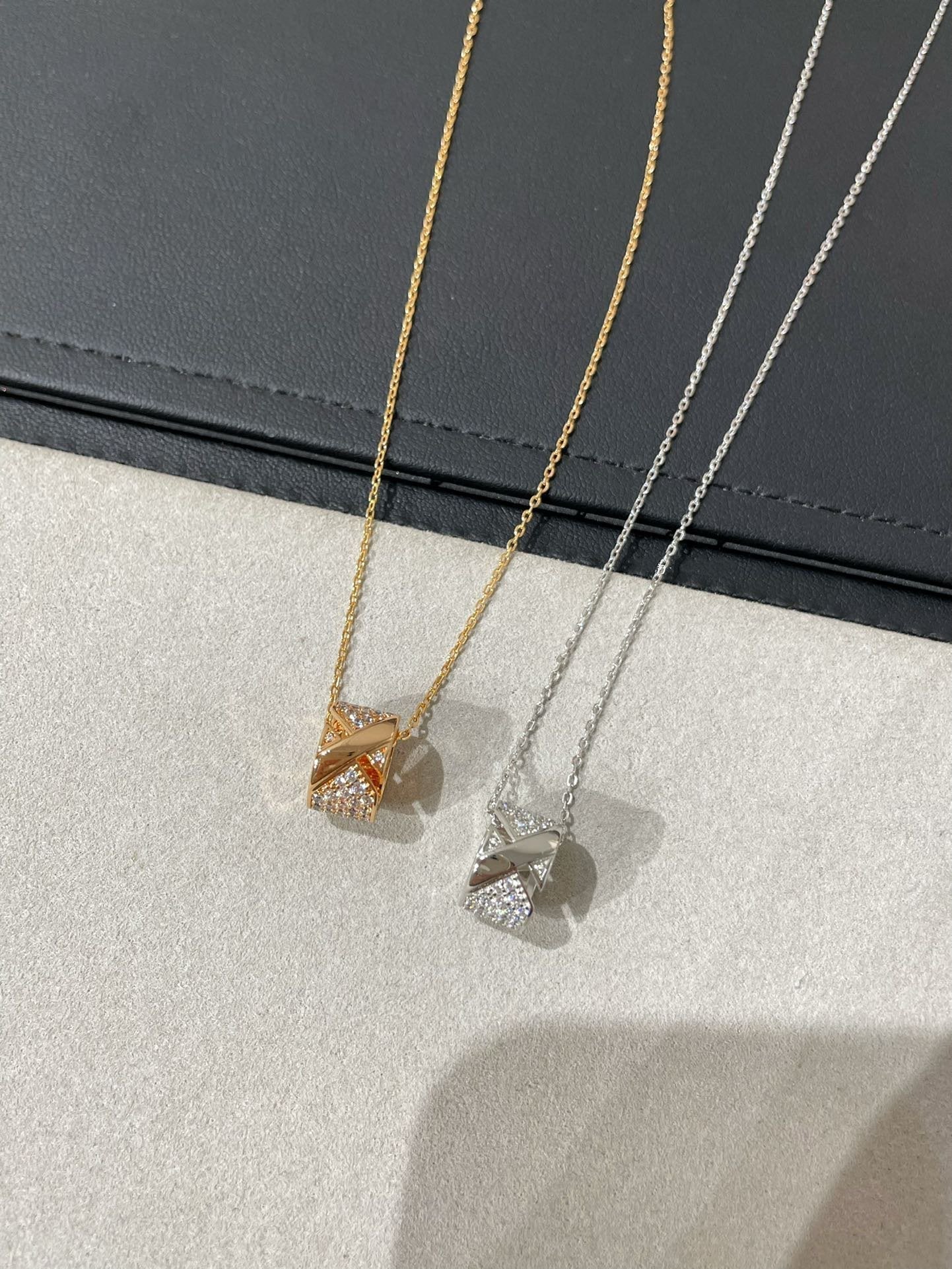 [OAK JURI]LIENS EVIDENCE DIAMOND PAVED NECKLACE