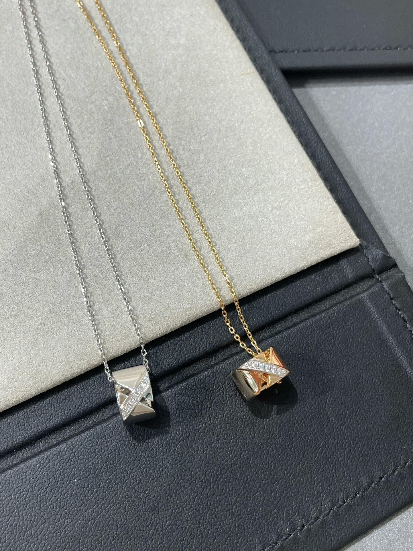 [OAK JURI]LIENS EVIDENCE DIAMOND NECKLACE