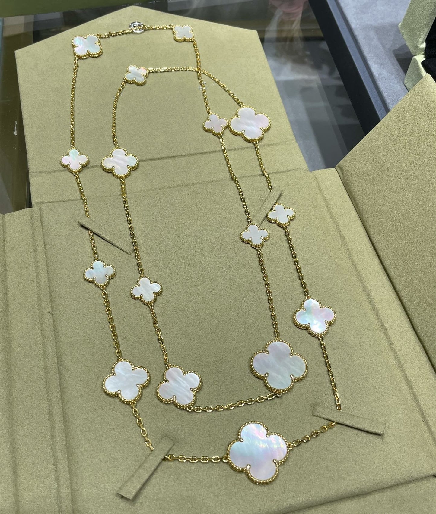 [OAK JURI]CLOVER 16 MOTIF WHITE MOP GOLD NECKLACE