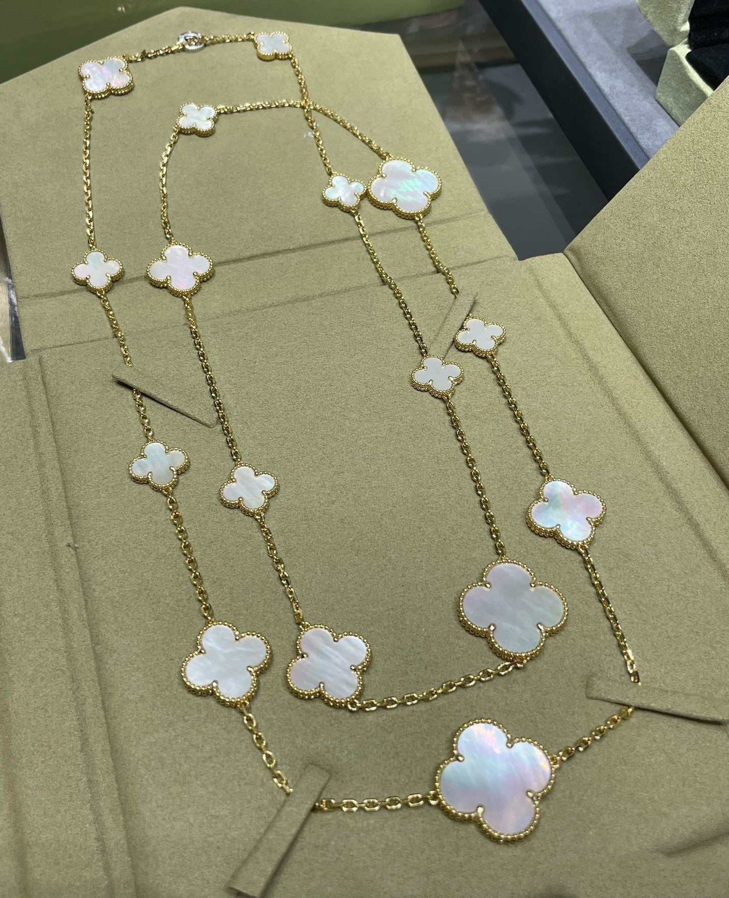 [OAK JURI]CLOVER 16 MOTIF WHITE MOP GOLD NECKLACE