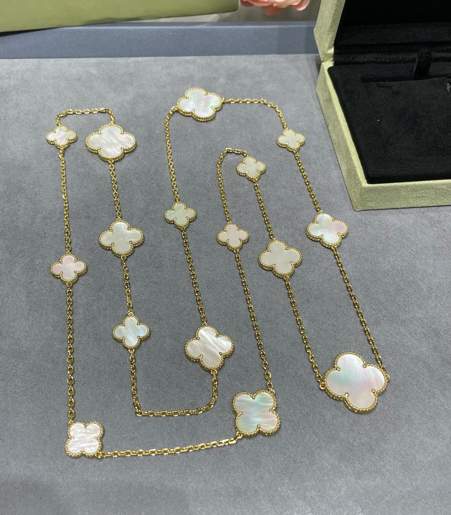 [OAK JURI]CLOVER 16 MOTIF WHITE MOP GOLD NECKLACE