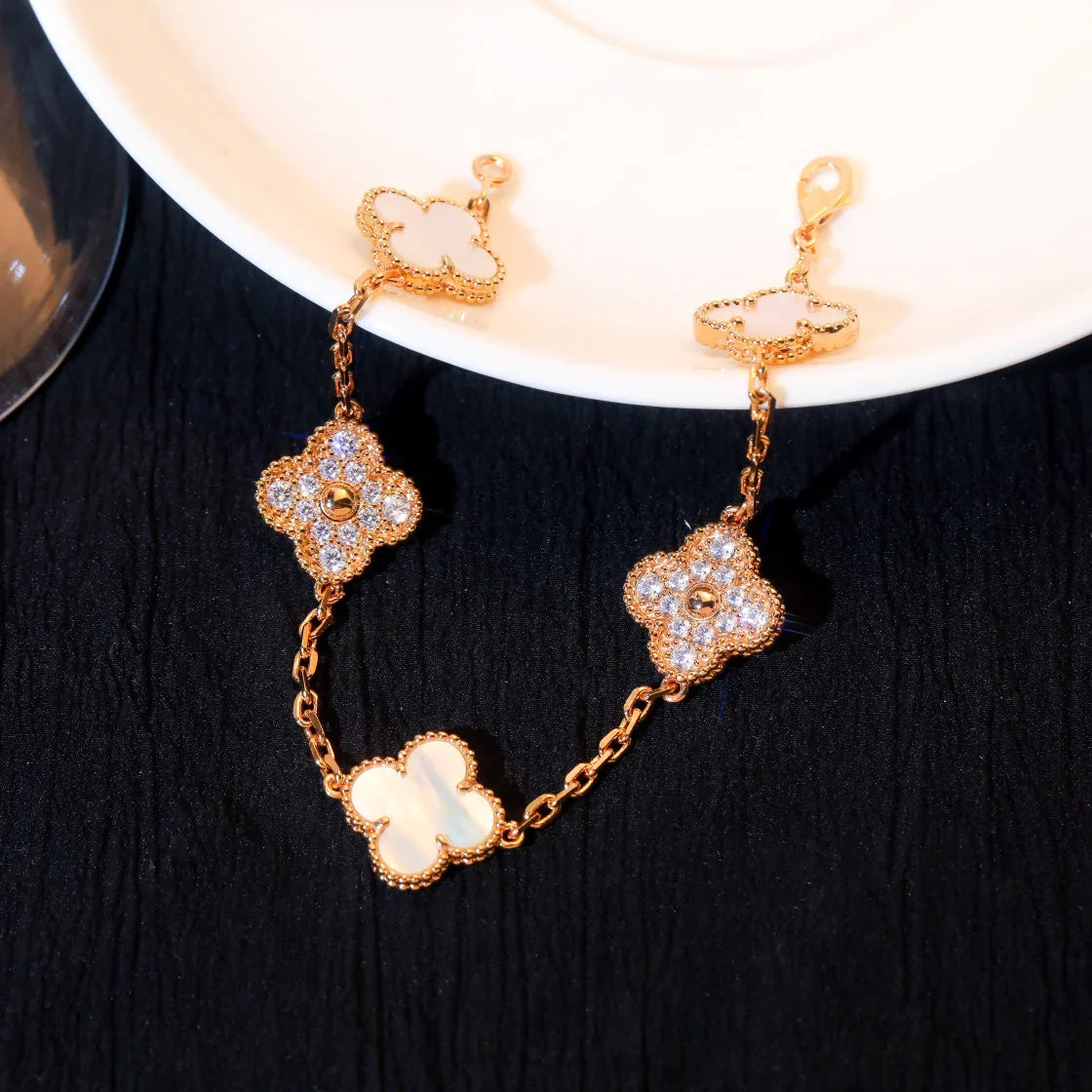 [OAK JURI]CLOVER WHITE PEARL MOP 5 MOTIF BRACELET COLLECTION