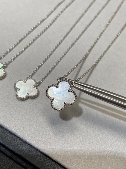 [OAK JURI]CLOVER MEDIUM SILVER WHITE MOP NECKLACE
