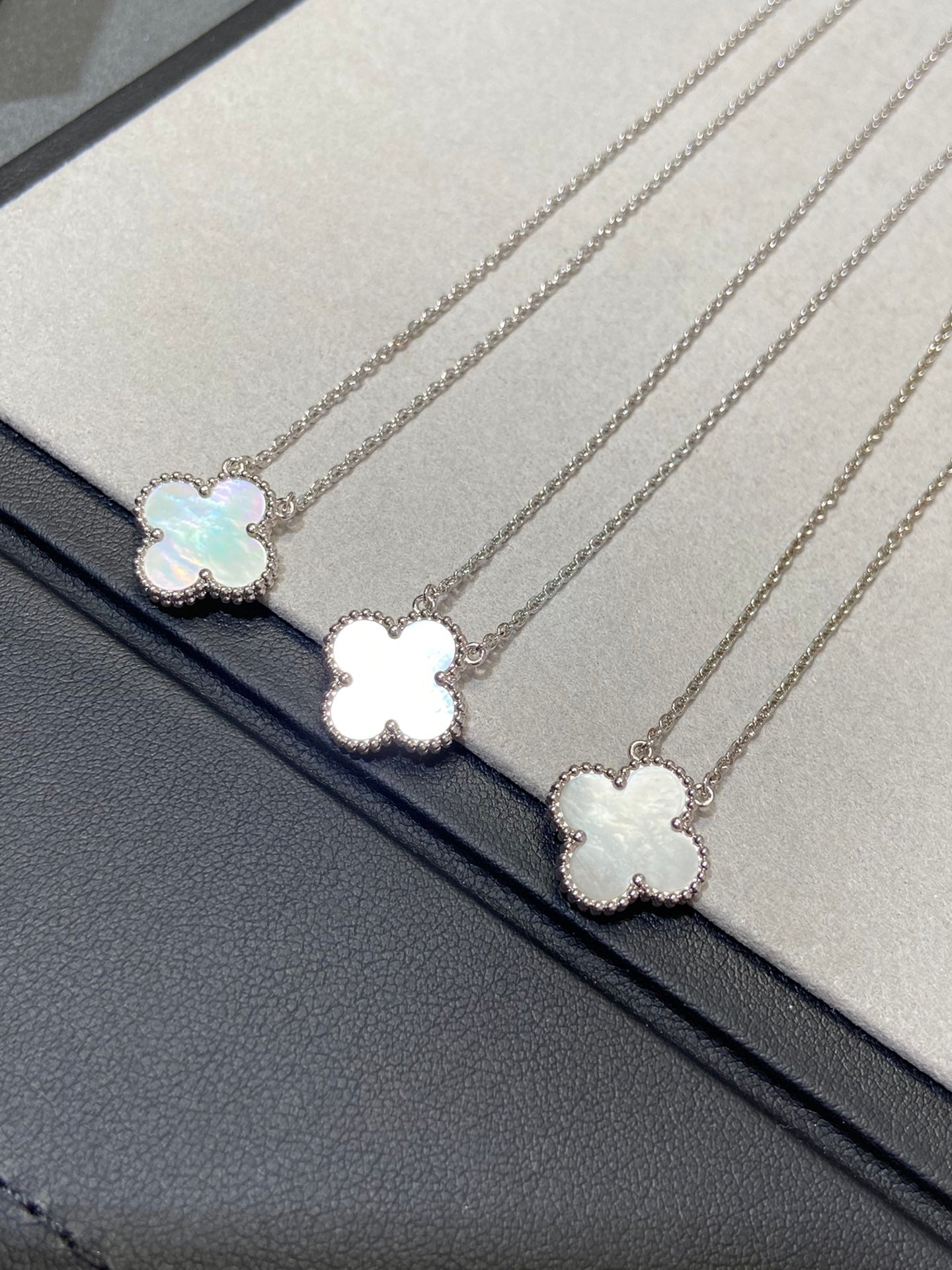 [OAK JURI]CLOVER MEDIUM SILVER WHITE MOP NECKLACE