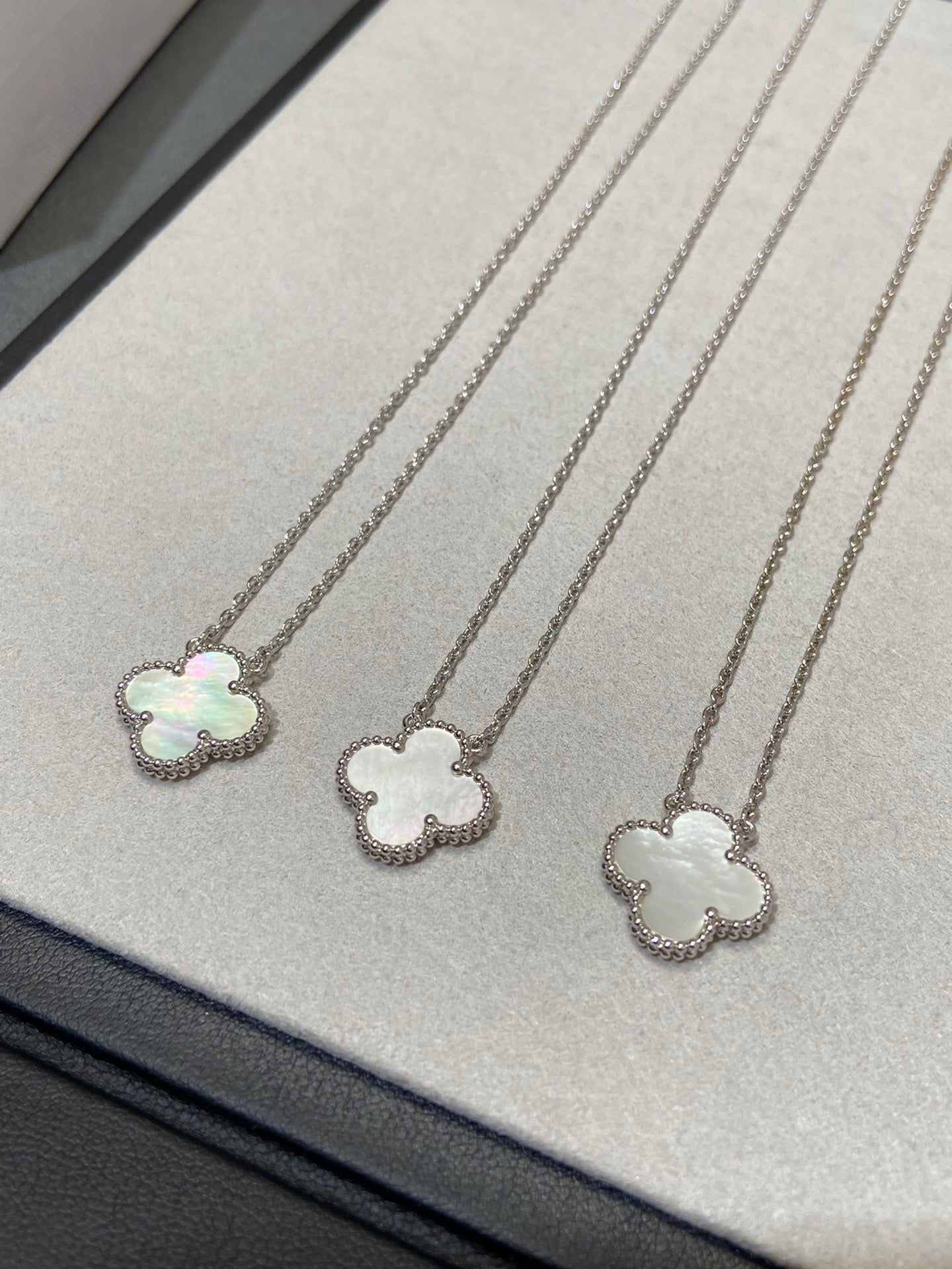 [OAK JURI]CLOVER MEDIUM SILVER WHITE MOP NECKLACE