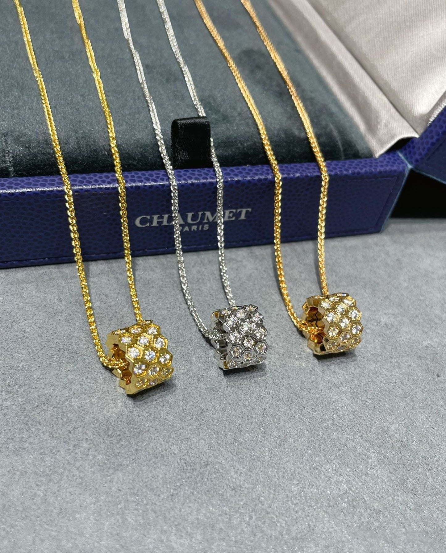 [OAK JURI]BEE LOVE DIAMOND PAVED 3 ROW NECKLACE