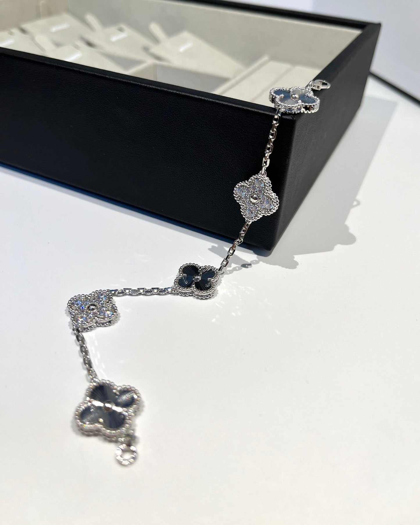 [OAK JURI]CLOVER 5 MOTIF SILVER DIAMOND BRACELET