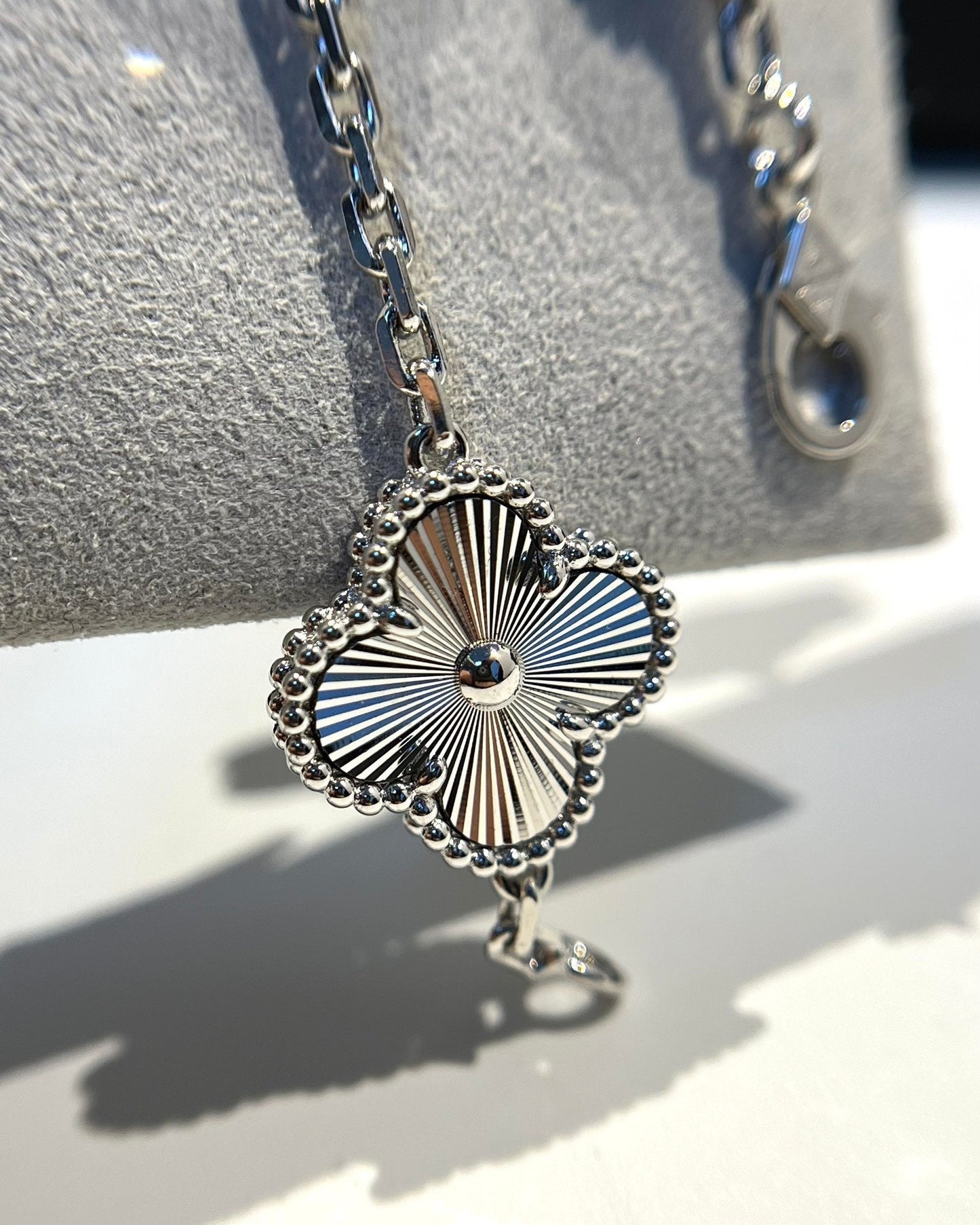 [OAK JURI] CLOVER 5 MOTIF LASER BRACELET COLLECTION