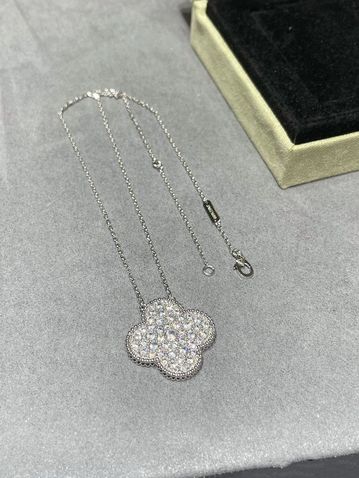 [OAK JURI]CLOVER 25MM LARGE PENDANT DIAMOND PAVED SILVER NECKLACE
