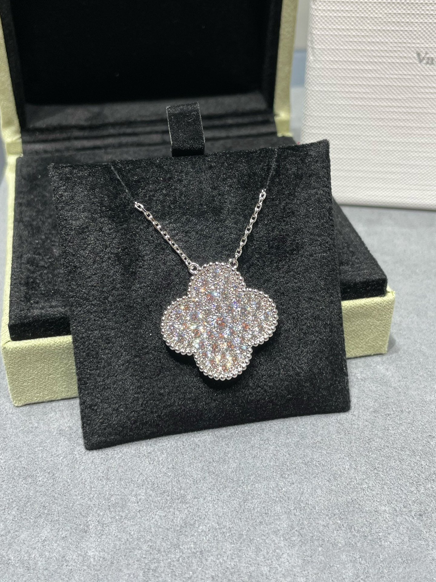 [OAK JURI]CLOVER 25MM LARGE PENDANT DIAMOND PAVED SILVER NECKLACE