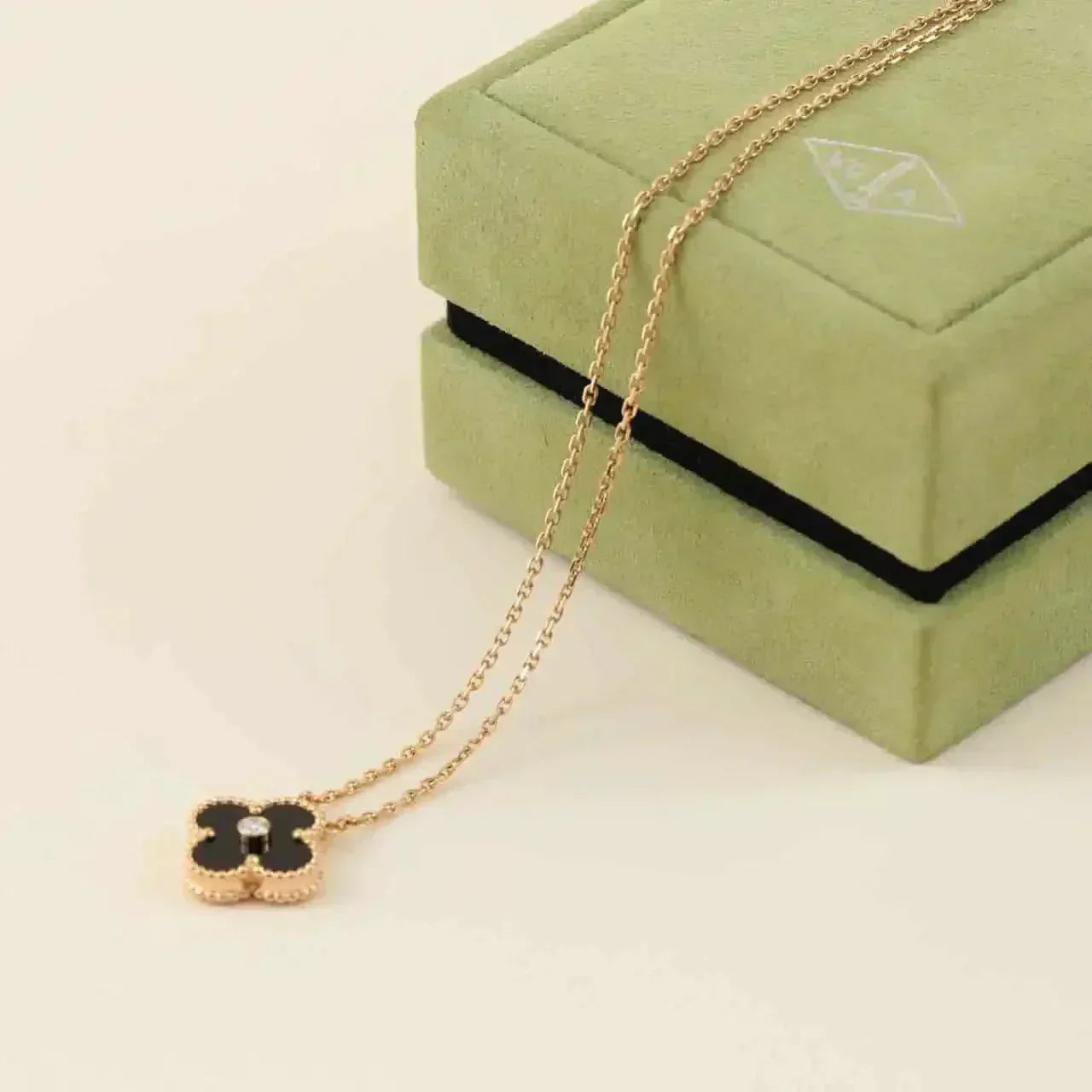 [OAK JURI]CLOVER 15MM DIAMOND ONYX NECKLACE