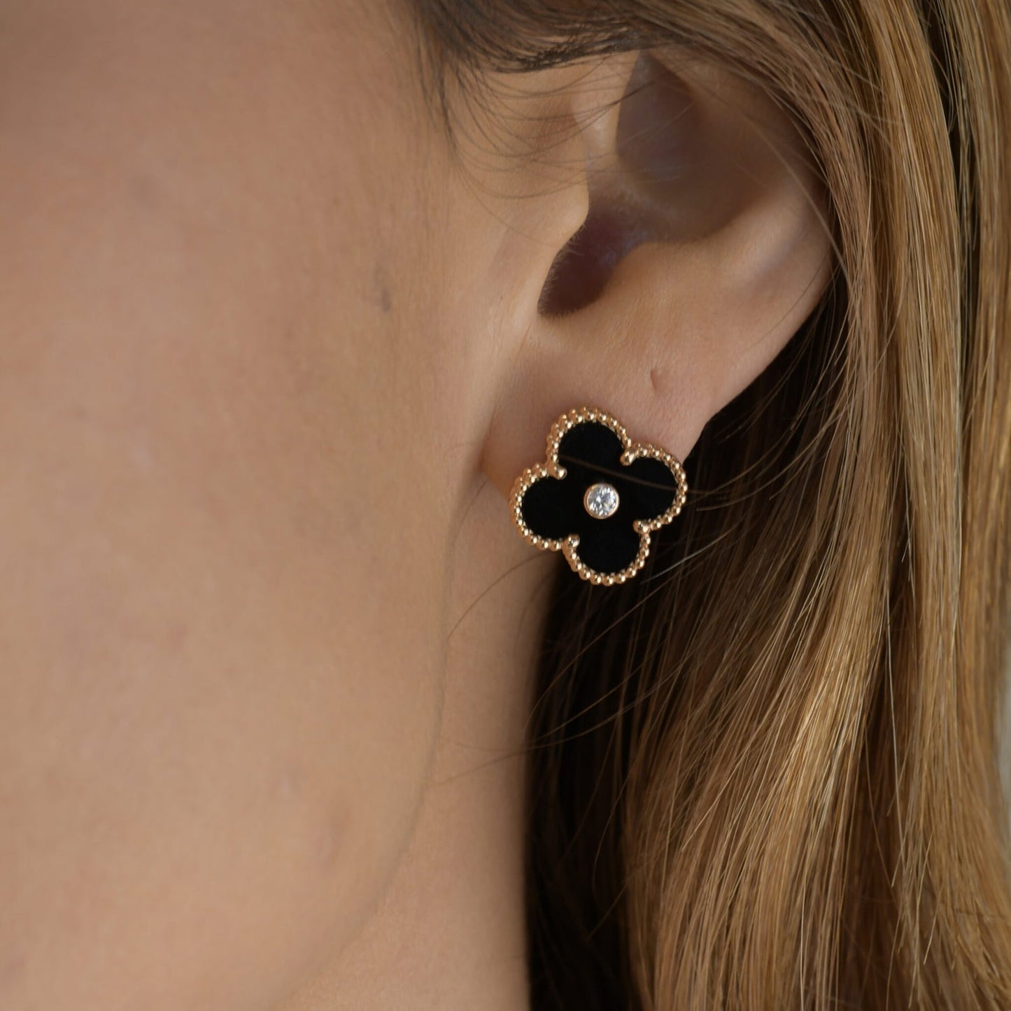 [OAK JURI]CLOVER MEDIUM 1 MOTIFS ONYX DIAMOND EARRINGS