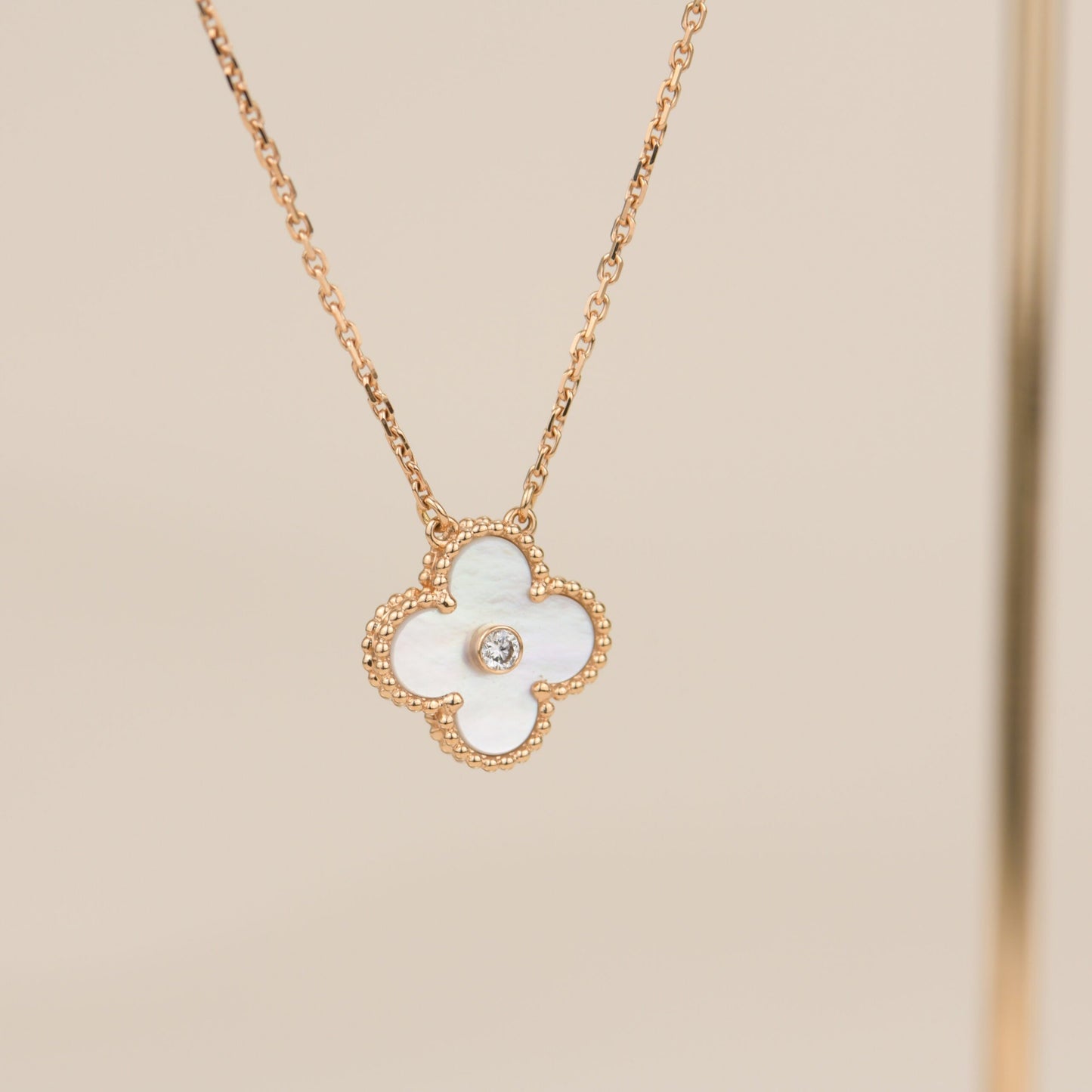 [OAK JURI]CLOVER 15MM DIAMOND WHITE FRITILLARIA NECKLACE