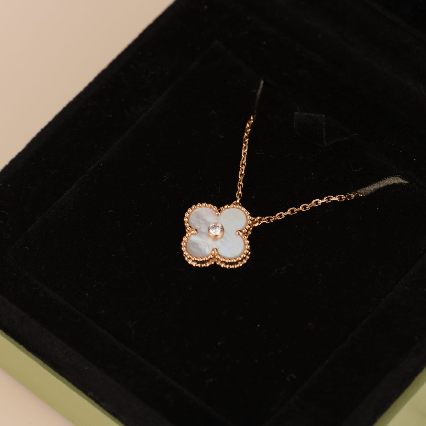 [OAK JURI]CLOVER 15MM DIAMOND WHITE FRITILLARIA NECKLACE