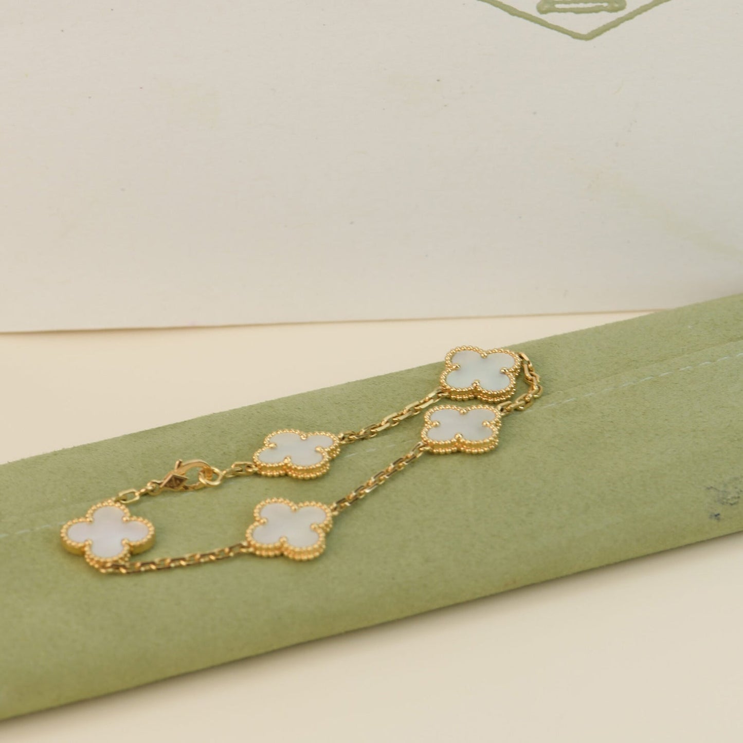 [OAK JURI]CLOVER  5 MOTIF WHITE MOP BRACELET
