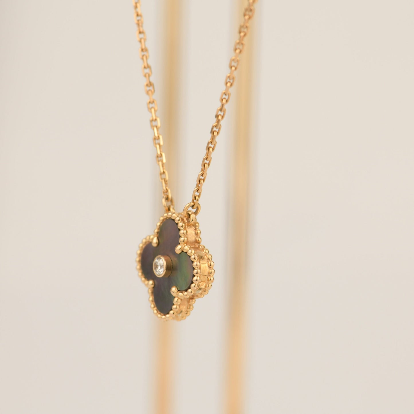 [OAK JURI]CLOVER 15MM DIAMOND AND MOTHER-OF-GREY NECKLACE