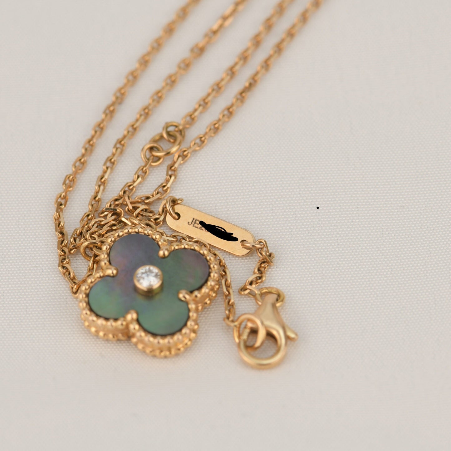 [OAK JURI]CLOVER 15MM DIAMOND AND MOTHER-OF-GREY NECKLACE