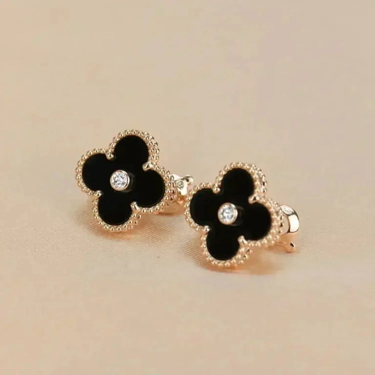 [OAK JURI]CLOVER MEDIUM 1 MOTIFS ONYX DIAMOND EARRINGS