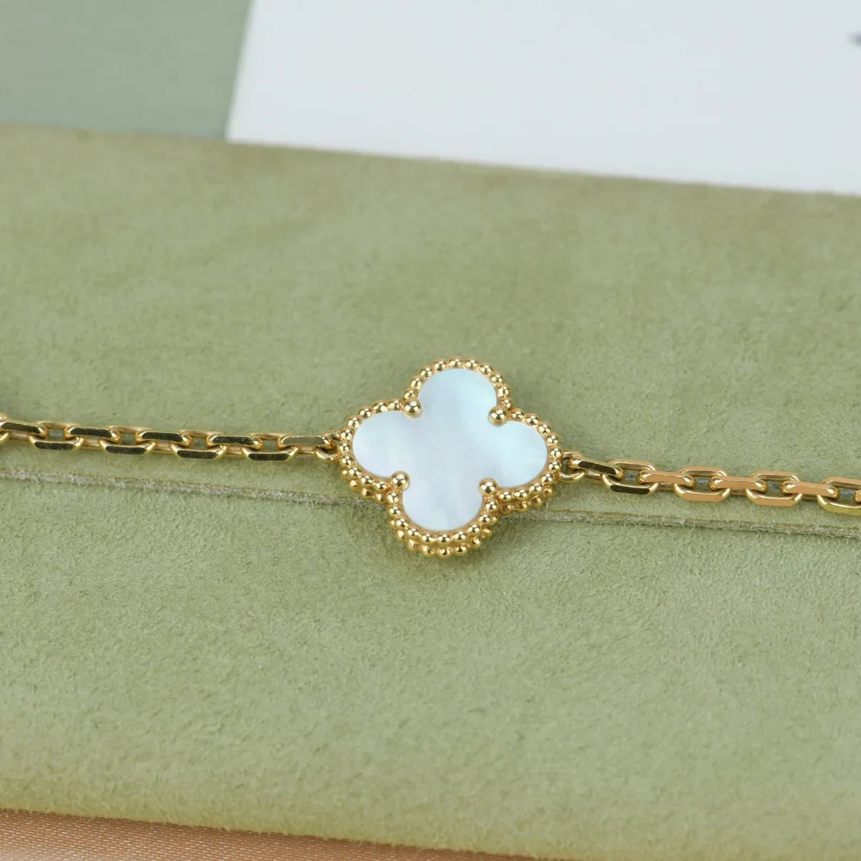 [OAK JURI]CLOVER WHITE PEARL MOP 5 MOTIF BRACELET COLLECTION