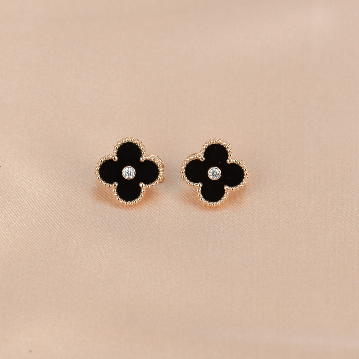 [OAK JURI]CLOVER MEDIUM 1 MOTIFS ONYX DIAMOND EARRINGS