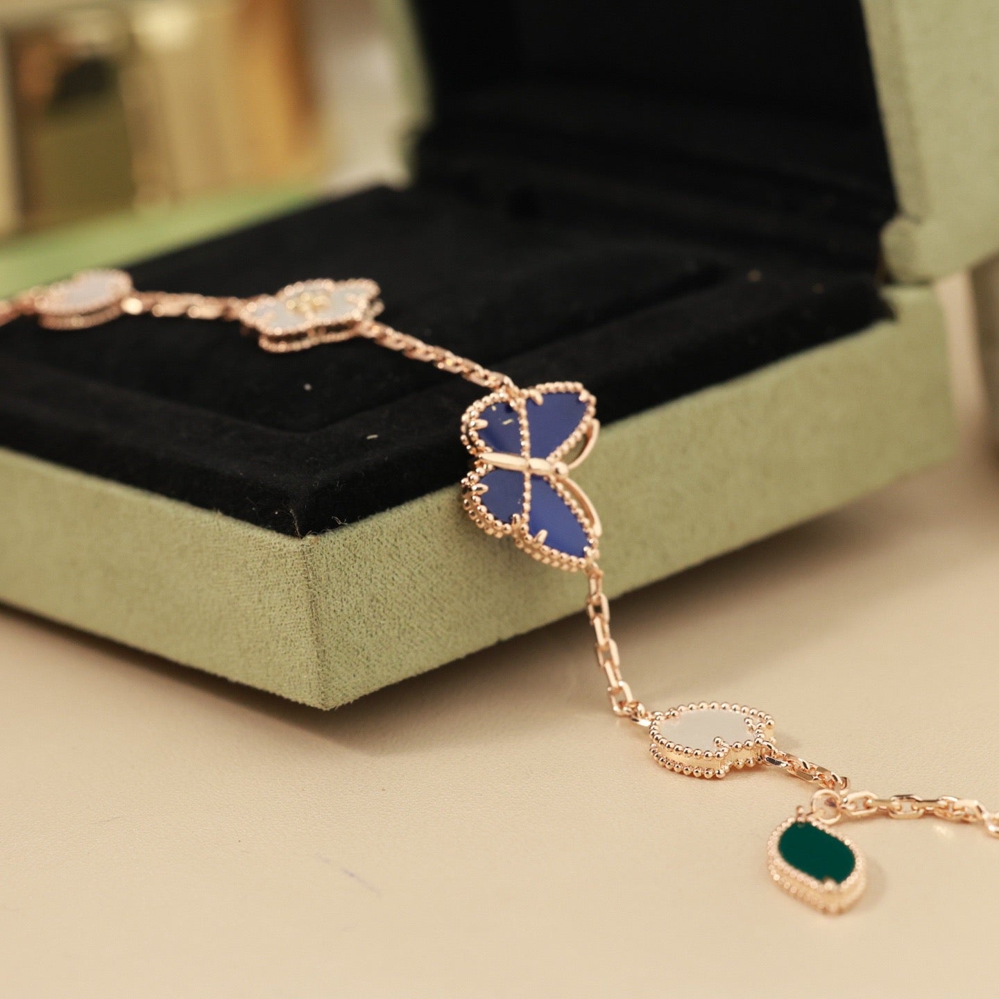 [OAK JURI]LUCKY SPRING BUTTERFLY 5 MOTIF BRACELET