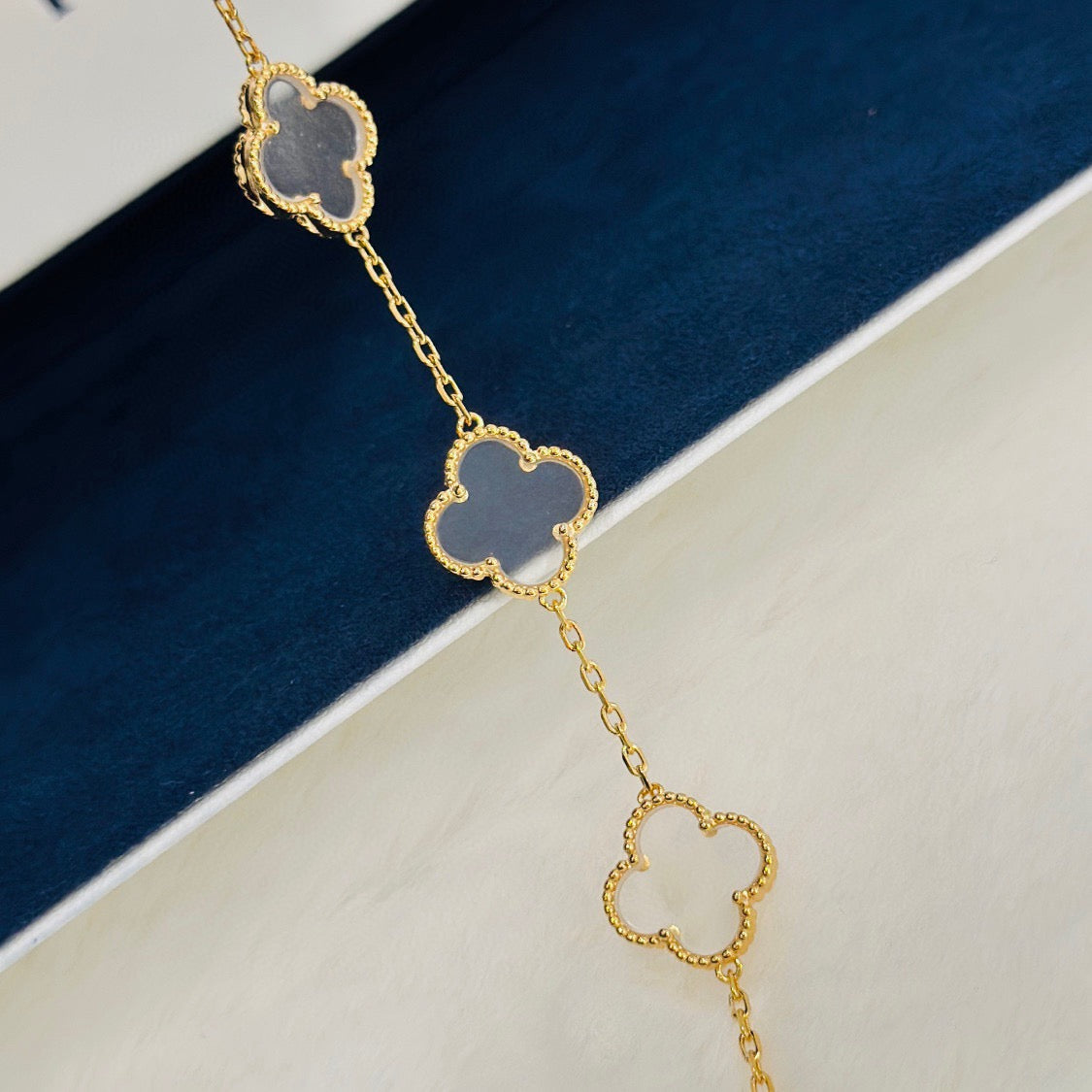 [OAK JURI]CLOVER 5 MOTIF ROCK CRYSTAL PINK GOLD BRACELET