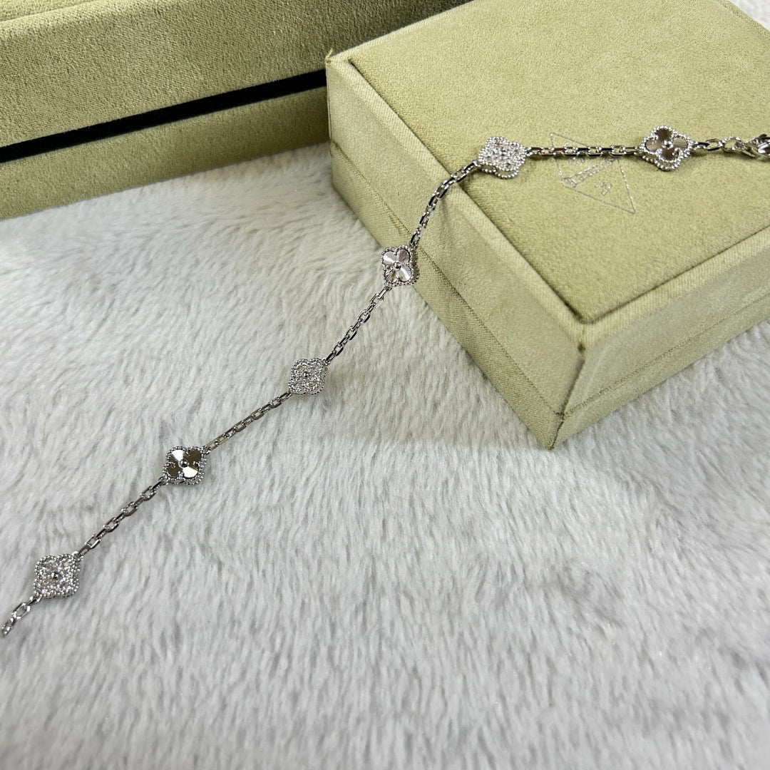 [OAK JURI]CLOVER 6 MOTIF DIAMOND LASER BRACELET