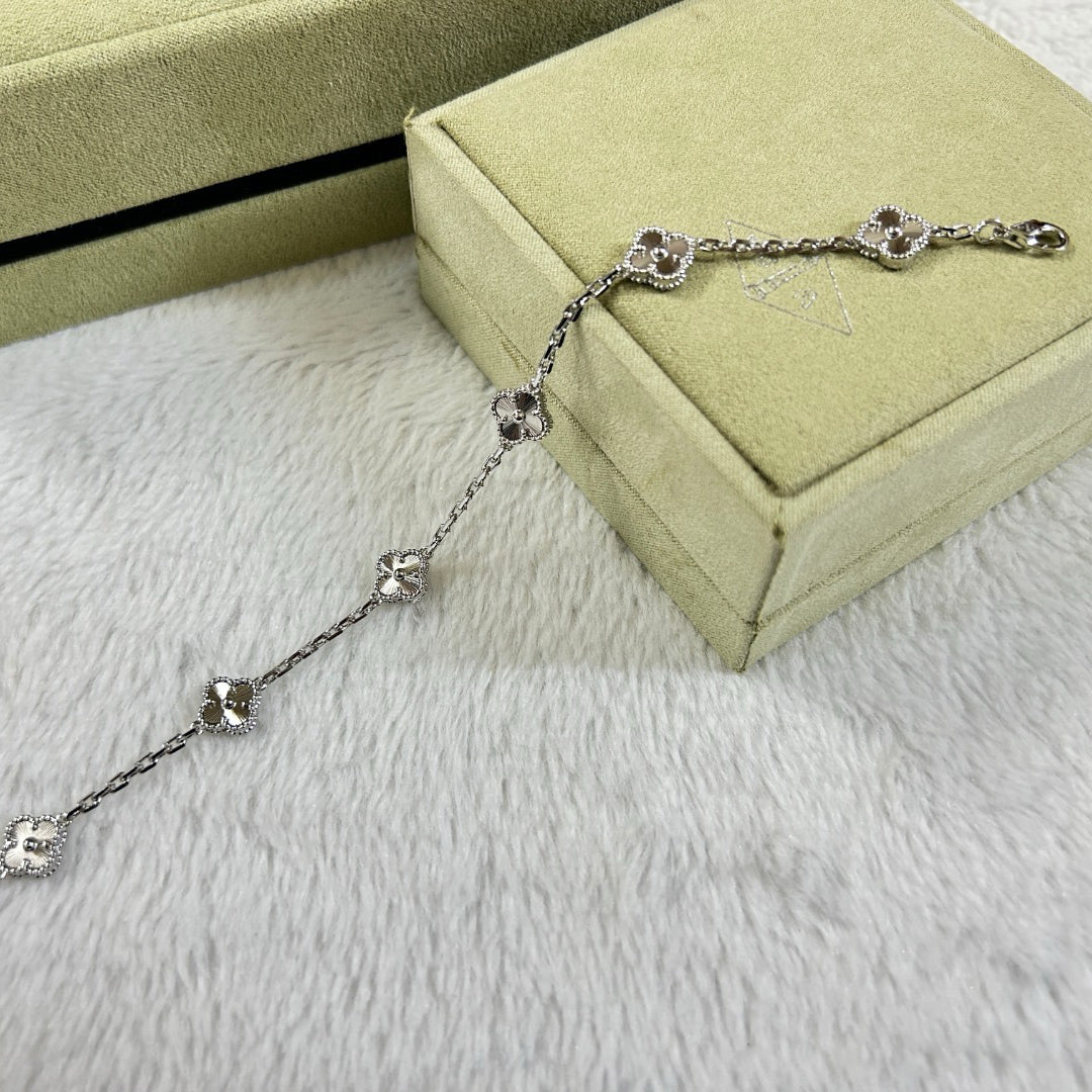 [OAK JURI]CLOVER 6 MOTIF DIAMOND BRACELET