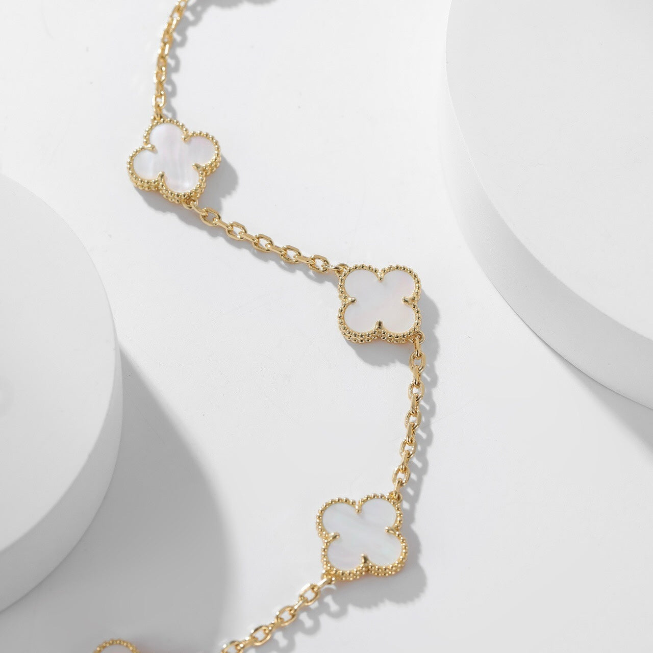 [OAK JURI]CLOVER 10 MOTIFS WHITE MOTHER OF PEARL NECKLACE