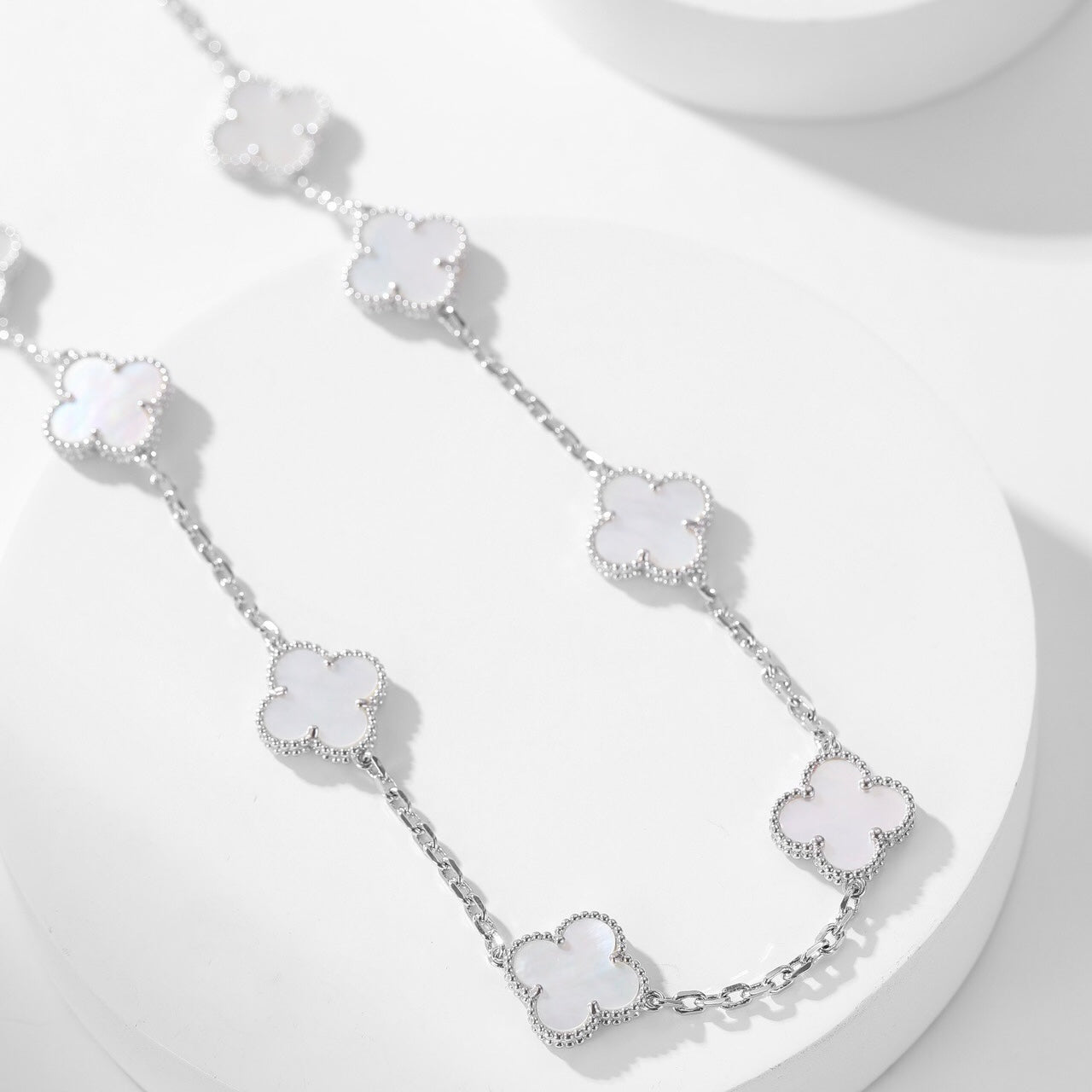 [OAK JURI]CLOVER 10 MOTIFS WHITE MOTHER OF PEARL NECKLACE