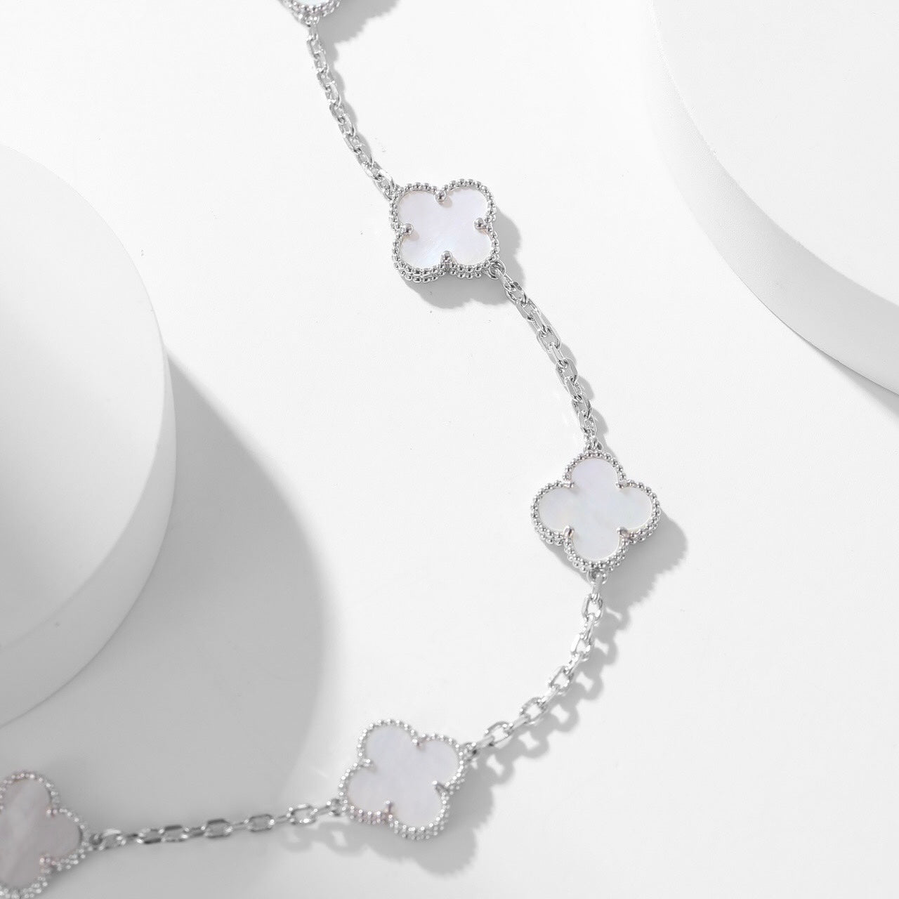 [OAK JURI]CLOVER 10 MOTIFS WHITE MOTHER OF PEARL NECKLACE