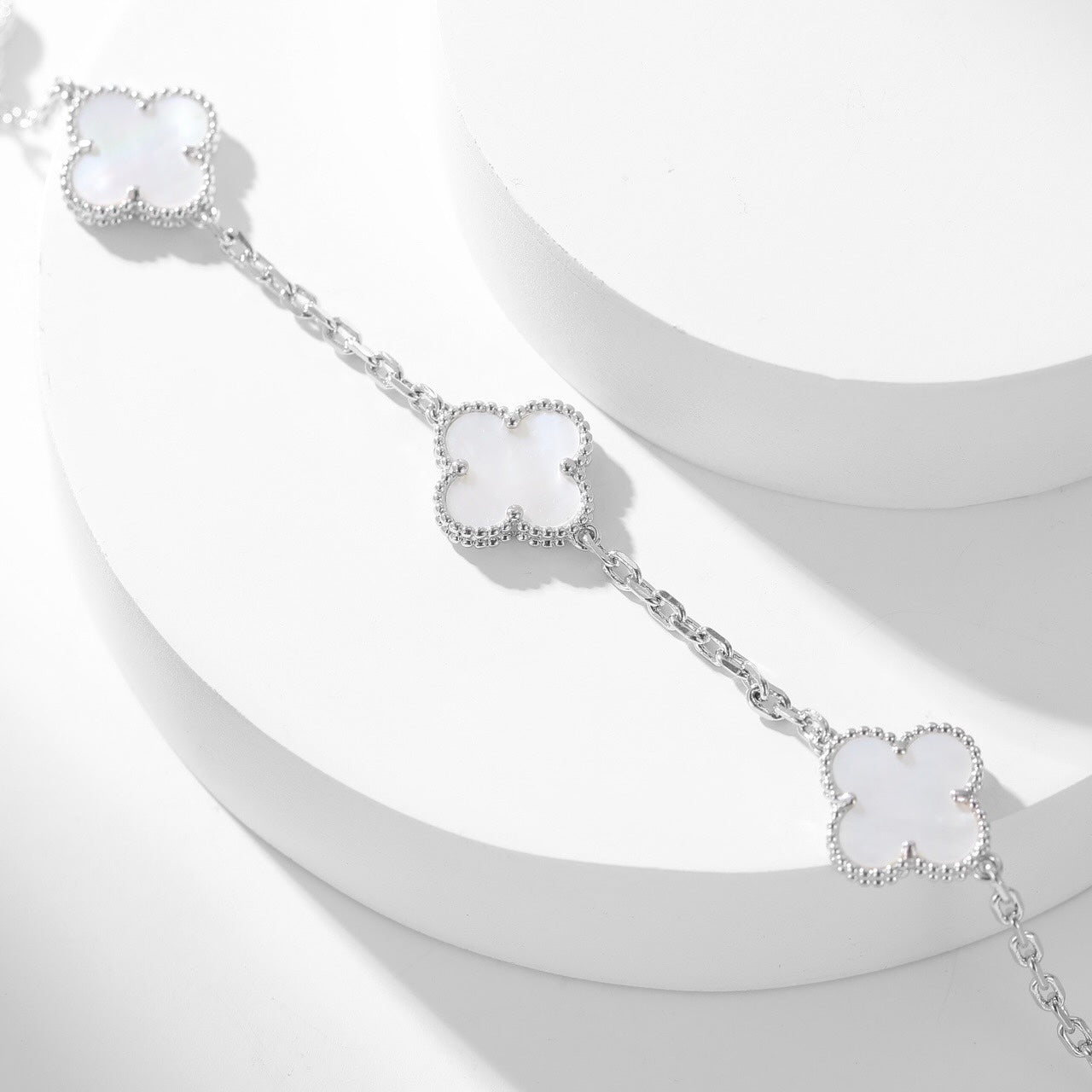 [OAK JURI]CLOVER 10 MOTIFS WHITE MOTHER OF PEARL NECKLACE