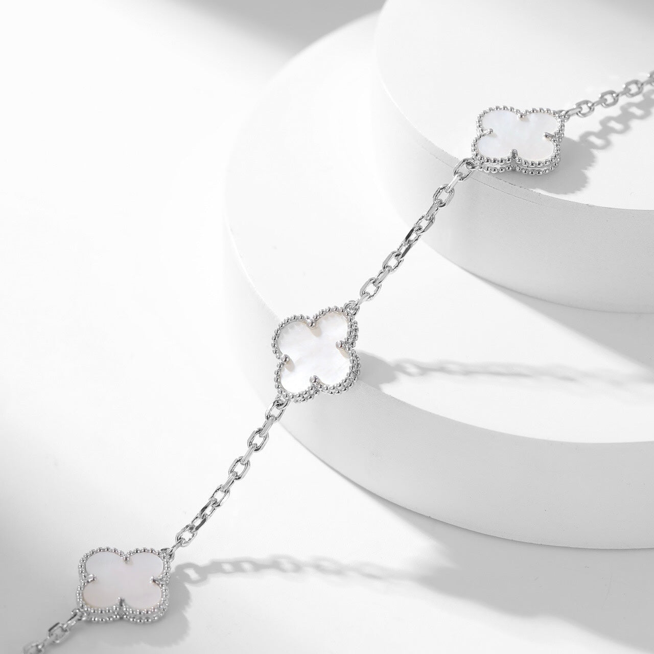[OAK JURI]CLOVER 10 MOTIFS WHITE MOTHER OF PEARL NECKLACE