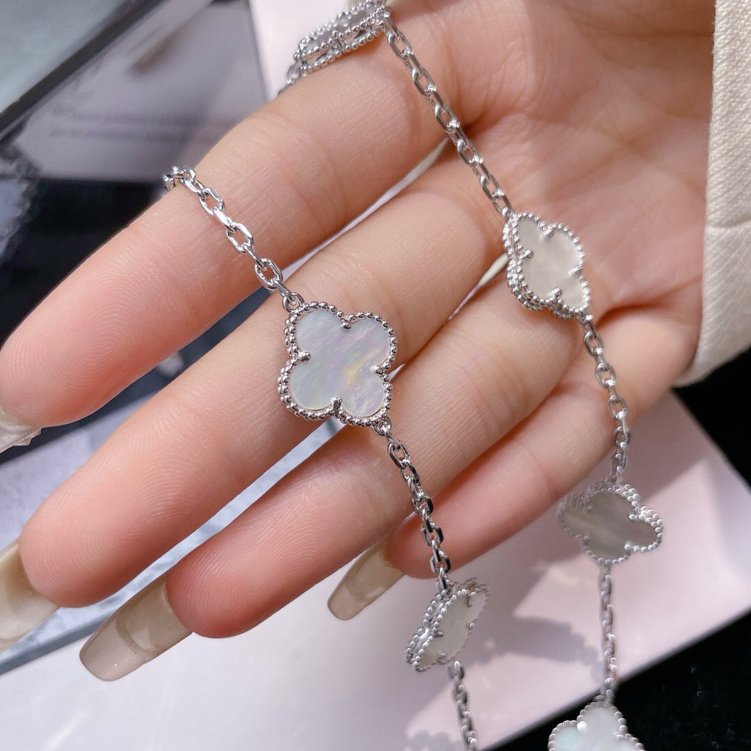 [OAK JURI]CLOVER 10 MOTIFS WHITE MOTHER OF PEARL NECKLACE