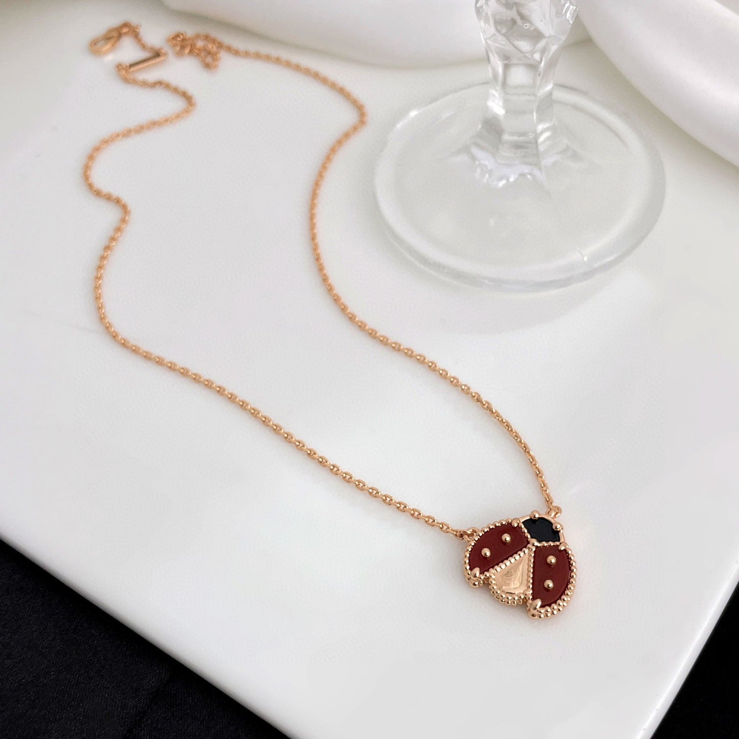 [OAK JURI]LUCKY  CARNELIANS LADYBUG NECKLACE