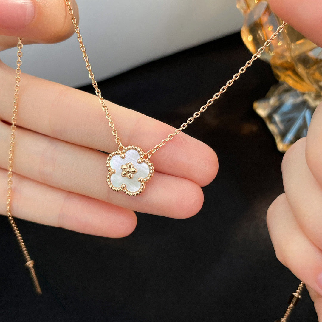 [OAK JURI]LUCKY  WHITE MOP  PLUM BLOSSOM NECKLACE