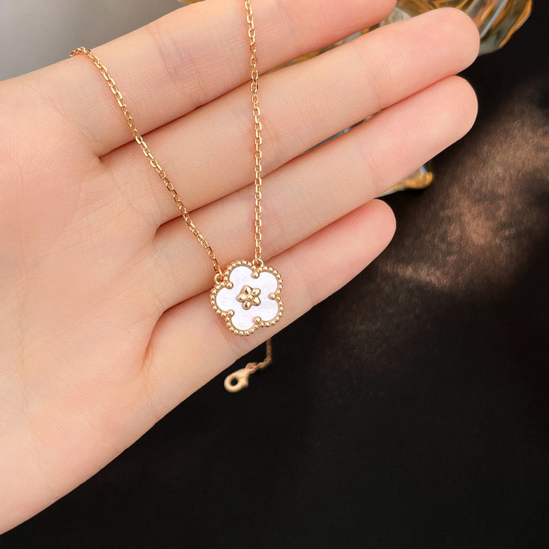 [OAK JURI]LUCKY  WHITE MOP  PLUM BLOSSOM NECKLACE