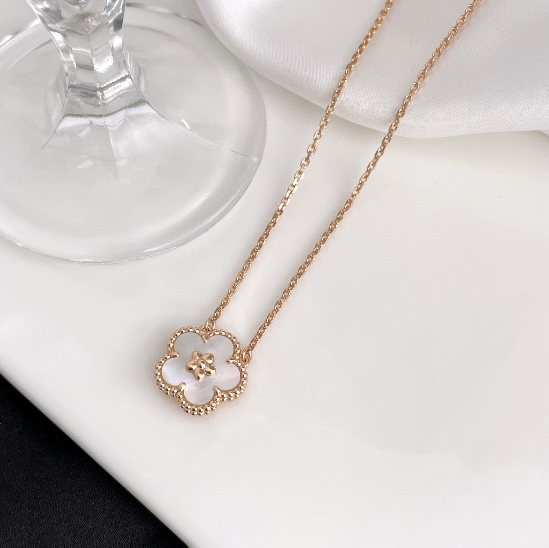 [OAK JURI]LUCKY  WHITE MOP  PLUM BLOSSOM NECKLACE