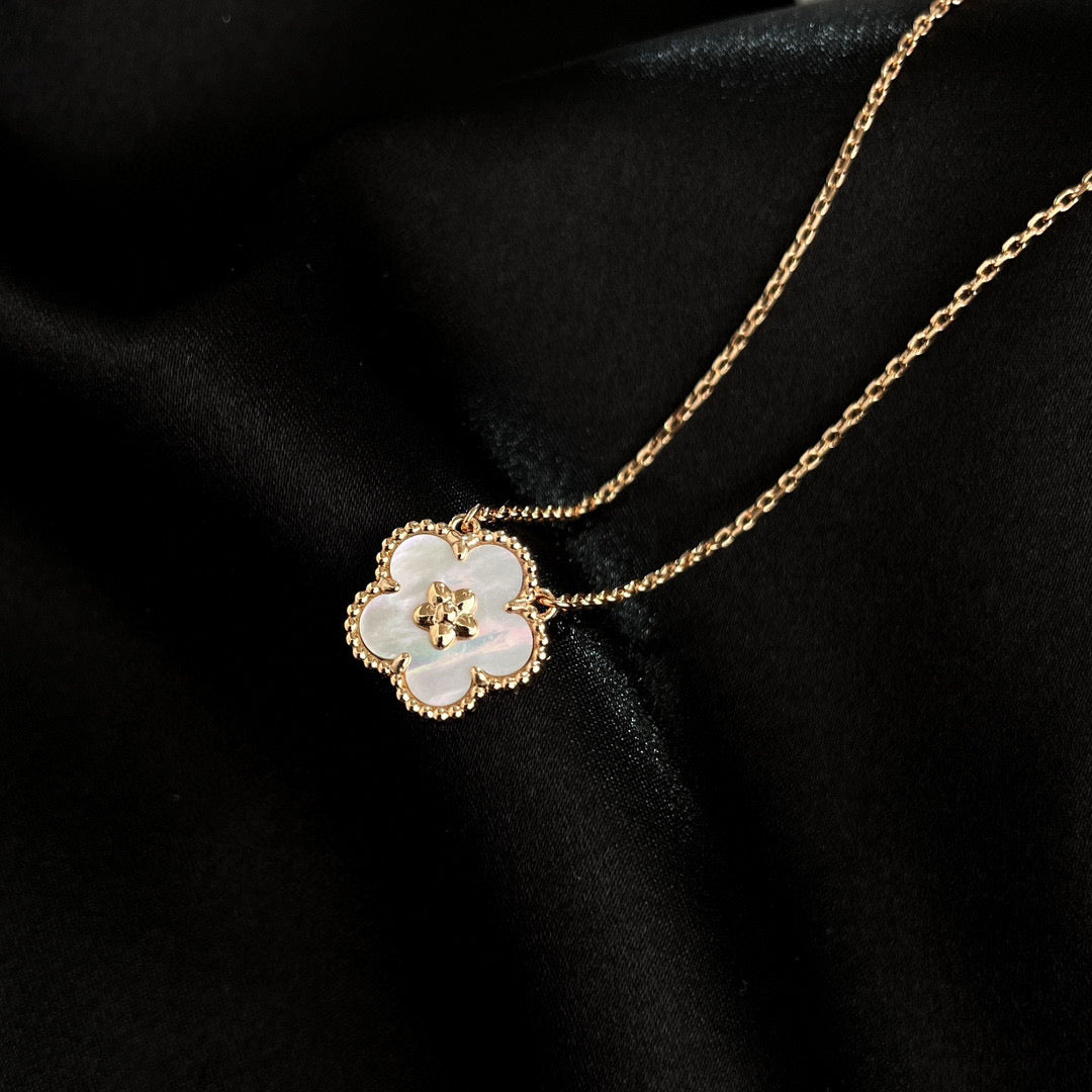 [OAK JURI]LUCKY  WHITE MOP  PLUM BLOSSOM NECKLACE
