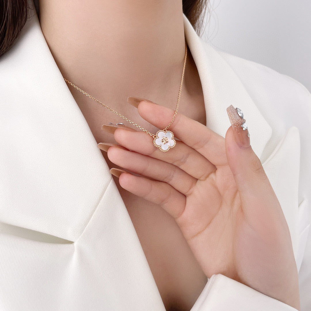 [OAK JURI]LUCKY  WHITE MOP  PLUM BLOSSOM NECKLACE