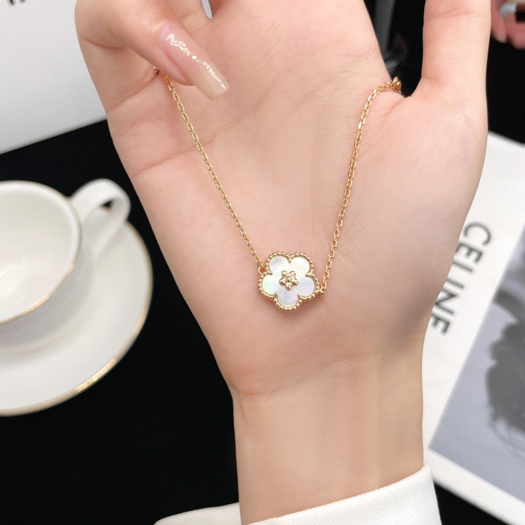 [OAK JURI]LUCKY WHITE MOP PLUM BLOSSOM  BRACELET